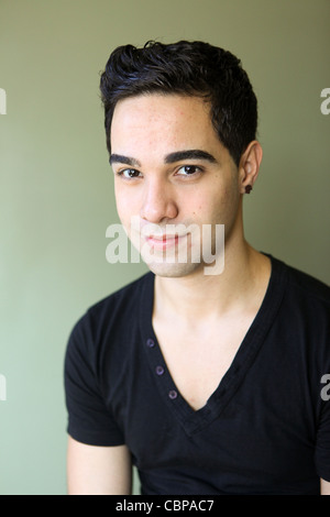 Jeune homme pose pour head shot Banque D'Images