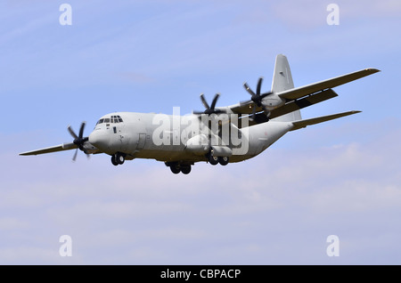 Lockheed C-130J Hercules exploités par les 46 Brigata Aerea de l'Armée de l'air italienne de l'approche à l'atterrissage à RAF Fairford, UK Banque D'Images