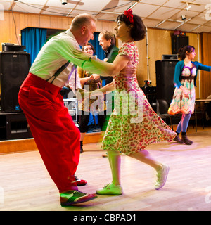 Un couple danse swing Lindy hopping et jiving à retro 40s 50s musique à un club, UK Banque D'Images