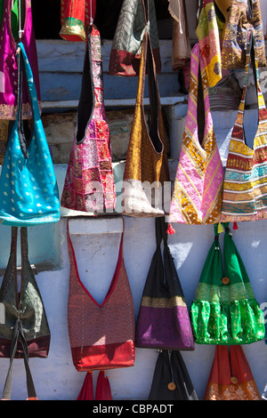 Sacs à main en tissu à la vente dans la rue du marché à City Palace Road, Udaipur, Rajasthan, Inde de l'Ouest Banque D'Images