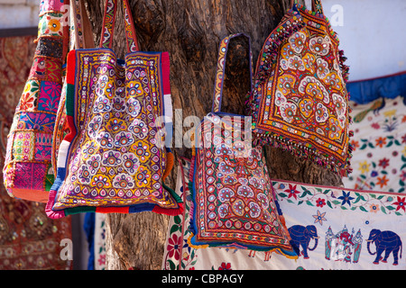 Sacs à main décorés de vente sur le marché dans une rue en ville Palace Road, Udaipur, Rajasthan, Inde de l'Ouest Banque D'Images