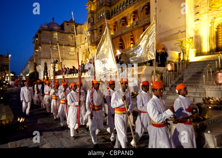 Holi Festival Parade de feu au Palais de la ville du 76ème Maharana de Mewar, Shriji Arvind Singh Mewar d'Udaipur, Rajasthan, Inde Banque D'Images