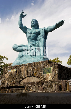 La Statue de la Paix commémore le bombardement atomique de Nagasaki le 9 août 1945 dans le parc de la paix, Kyushu, au Japon, en Asie Banque D'Images