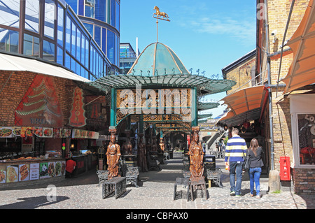 Des stands de nourriture orientale sur Camden Lock Market, Chalk Farm, North London, UK Banque D'Images