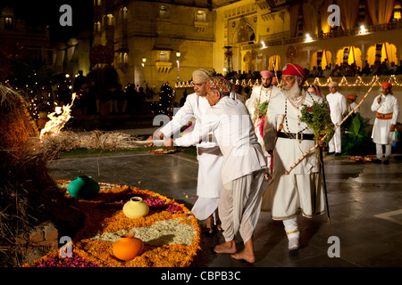 Shriji Arvind Singh Mewar d'Udaipur, gardien de maison de Mewar, Hindu Holi Fire Puja au City Palace Udaipur Rajasthan Inde Banque D'Images