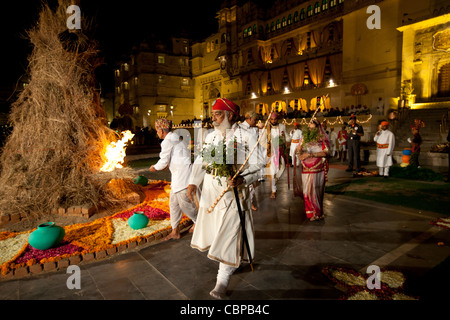 Shriji Arvind Singh Mewar d'Udaipur, gardien de maison de Mewar, Hindu Holi Fire Puja au City Palace Udaipur Rajasthan Inde Banque D'Images