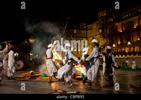 Ger traditionnels danseuses à la ville du Maharana Palace pour Fire Festival Holi hindoue, Udaipur, Rajasthan, Inde Banque D'Images