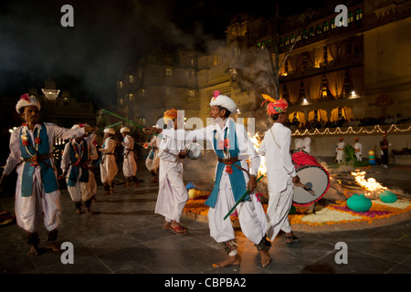 Ger traditionnels danseuses à la ville du Maharana Palace pour Fire Festival Holi hindoue, Udaipur, Rajasthan, Inde Banque D'Images