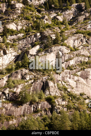 Vue sur montagne au-dessus du village de Pecetto près de Macugnaga, Piémont, dans les Alpes italiennes. Banque D'Images