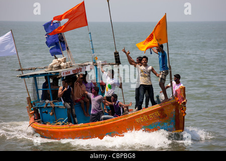 Les jeunes hommes indiens sur voyage en bateau célébrant Hindu Holi festival des couleurs à Nariman Point Mumbai, anciennement Bombay, Inde Banque D'Images