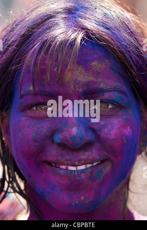 Femme indienne célébrant Holi hindoue annuel festival de couleurs avec des peintures en poudre à Mumbai, anciennement Bombay, Maharashtra, Inde Banque D'Images