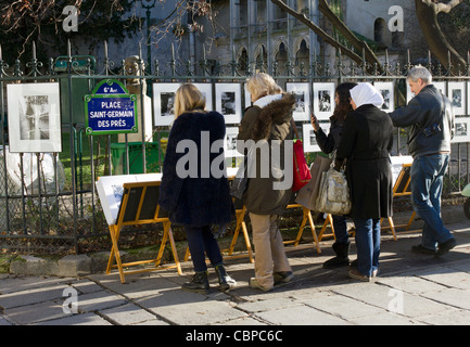 Les gens à la photographie de rue, décrochage place Saint-Germain des Prés, Paris, France Banque D'Images