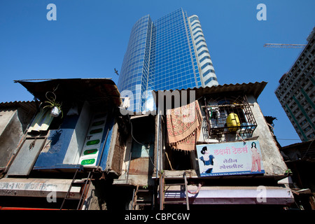 Essar House office développement d'Essar Group par bidonvilles de Mahalaxmi salon de Mumbai, l'Inde montre le contraste des riches et pauvres Banque D'Images