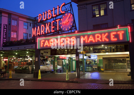 Marché public de Pike Place la nuit, Seattle, Washington, USA Banque D'Images