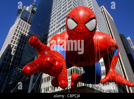 Parade de Thanksgiving. Ballon gonflable Spiderman et gratte-ciel de New York. La parade de Macy à New York, aux États-Unis. Gros plan ou gros plan. Banque D'Images