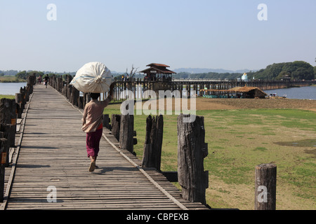 U Pein Bridge, Mandalay, Myanmar Banque D'Images