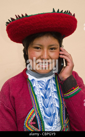 La vie moderne au Pérou femme en costume traditionnel et chapeau à la communication sans fil via téléphone cellulaire Banque D'Images