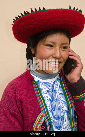 La vie moderne au Pérou femme en costume traditionnel et chapeau à la communication sans fil via téléphone cellulaire Banque D'Images