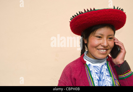 La vie moderne au Pérou femme en costume traditionnel et chapeau à la communication sans fil via téléphone cellulaire Banque D'Images