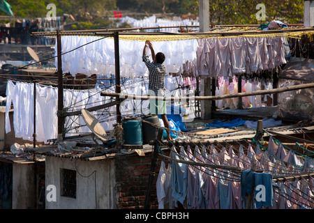 La blanchisserie professionnelle traditionnelle indienne, Dhobi Ghat, le blanchisseur et suspendre les vêtements à sécher à Mahalaxmi, Mumbai, Inde Banque D'Images