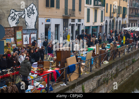 Alzaia Naviglio Grande rue à canal au cours de marché d'antiquités au cours de dernier dimanche du mois des Navigli, à Milan, Italie Banque D'Images