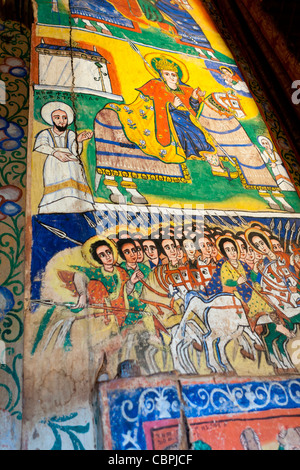 Peintures religieuses ornent les murs du monastère de Maryam Azuwa sur le lac Tana près de Bahir Dar, le nord de l'Éthiopie, l'Afrique. Banque D'Images