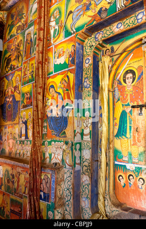 Peintures religieuses ornent les murs du monastère de Maryam Azuwa sur le lac Tana près de Bahir Dar, le nord de l'Éthiopie, l'Afrique. Banque D'Images