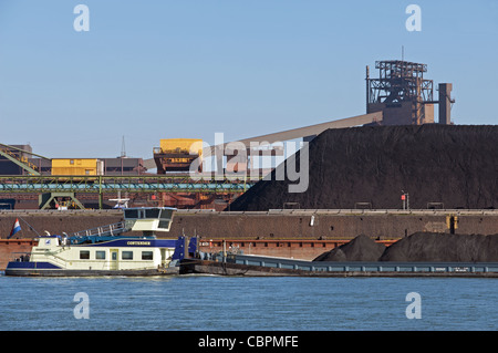 Le charbon à coke (coke) pour alimenter les hauts fourneaux de l'usine ThyssenKrupp Steel, Duisbourg, Rhénanie du Nord-Westphalie, Allemagne. Banque D'Images