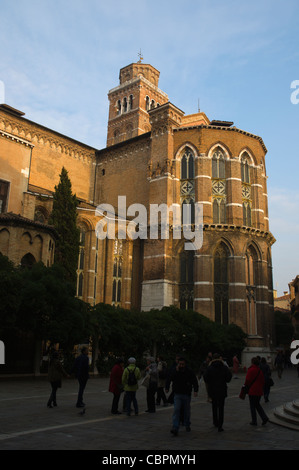 L'extérieur de l'église des Frari Campo San Rocco square quartier de San Polo Venise Vénétie Italie du nord Europe Banque D'Images