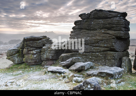 Vue depuis Hound Tor à foin vers Tor dans le parc national du Dartmoor sur un matin glacial de janvier. Banque D'Images