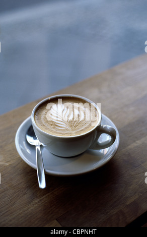 L'art dans la latte Rosetta microfoam topping d'un Cappuccino. Banque D'Images
