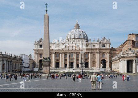 Basilique Saint Pierre sur la Place Saint Pierre dans la Cité du Vatican à Rome. Banque D'Images