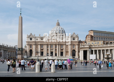 Basilique Saint Pierre sur la Place Saint Pierre dans la Cité du Vatican à Rome. Banque D'Images