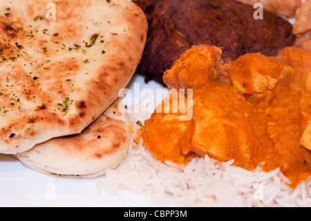 Poulet Tikka Masala Curry avec du pain naan indien et de riz à emporter Banque D'Images