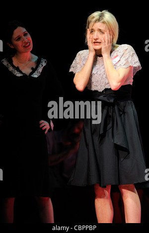 Chiens méchants SUR PLACE , des chiens méchants SUR PLACE Direction et chorégraphie : Dan PLUS SÛR. Société : décor de réinstallation des témoins Banque D'Images