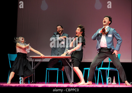 Chiens méchants SUR PLACE , des chiens méchants SUR PLACE Direction et chorégraphie : Dan PLUS SÛR. Société : décor de réinstallation des témoins Banque D'Images