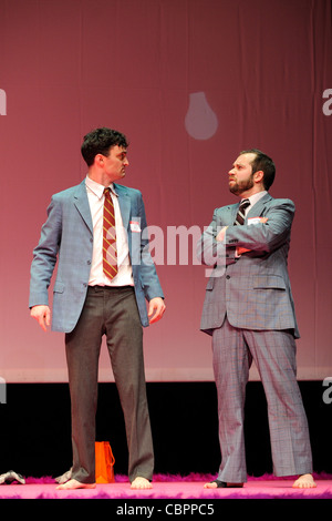 Chiens méchants SUR PLACE , des chiens méchants SUR PLACE Direction et chorégraphie : Dan PLUS SÛR. Société : décor de réinstallation des témoins Banque D'Images