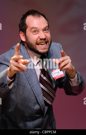 Chiens méchants SUR PLACE , des chiens méchants SUR PLACE Direction et chorégraphie : Dan PLUS SÛR. Société : décor de réinstallation des témoins Banque D'Images