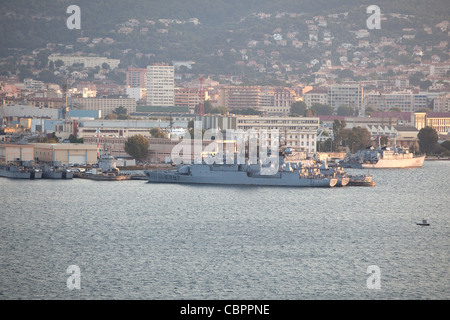 Navires de la Marine française à la base navale de Toulon France Française Banque D'Images