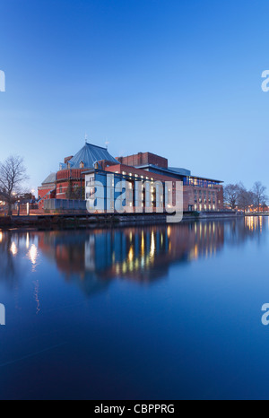 Royal Shakespeare Theatre sur la rivière Avon au crépuscule. Stratford-upon-Avon. Le Warwickshire. L'Angleterre. UK. Banque D'Images