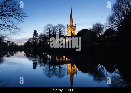 L'église Holy Trinity au crépuscule. Stratford-upon-Avon, Warwickshire, Angleterre, Royaume-Uni. Lieu de sépulture de William Shakespeare. Banque D'Images