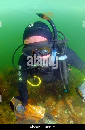 Épave sous-marine - chalutier mine Collective 'paysan', submergée par la mer Noire en Ukraine. Banque D'Images