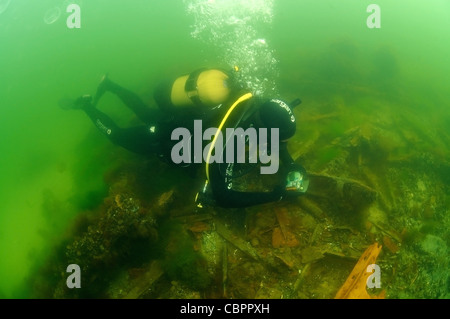 Épave sous-marine - chalutier mine Collective 'paysan', submergée par la mer Noire en Ukraine. Banque D'Images