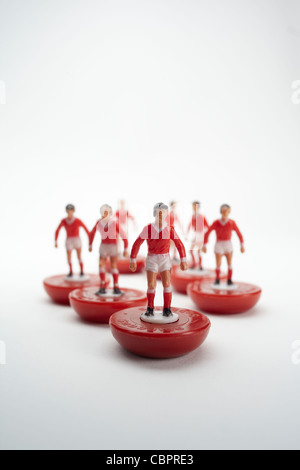 Une sélection de joueurs de football Subbuteo, photographié close up avec une faible profondeur de champ afin que le joueur est dans le foyer avant Banque D'Images