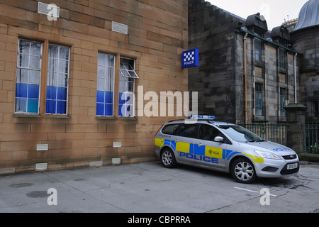 Voiture de patrouille de police garée à l'extérieur du poste de police de Strathclyde à Glasgow, en Écosse Banque D'Images