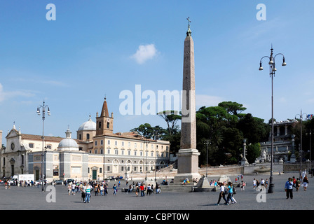 La Piazza del Popolo à Rome avec l'église Santa Maria del Popolo et l'Obélisque Flaminio. Banque D'Images