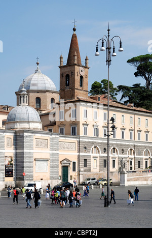 La Piazza del Popolo à Rome avec l'église Santa Maria del Popolo. Banque D'Images