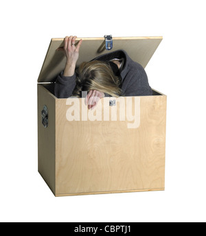 La photographie de studio d'une fille assise dans une boîte en bois lors de l'ouverture Banque D'Images