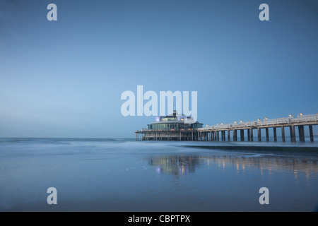 Jetée de Blankenberge en Flandre occidentale, en Belgique, dans la lumière du soir Banque D'Images