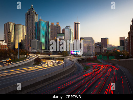 L'autoroute I-85 et de Midtown Atlanta en fin d'après-midi Banque D'Images